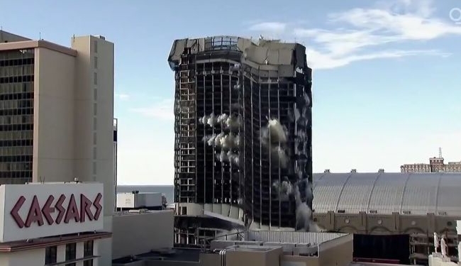 “Сокрушительный конец правления”, – в США взорвали здание Trump Plaza (ВИДЕО)