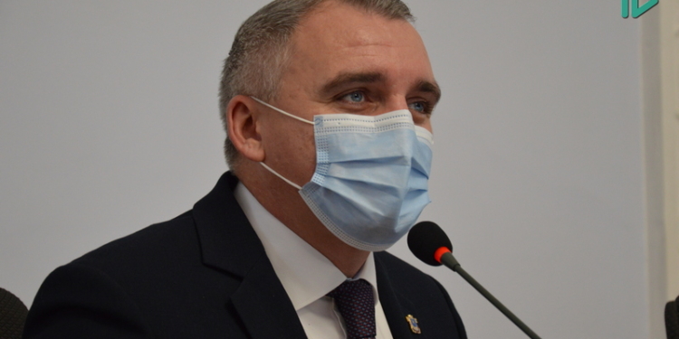 “Земельная” сессия Николаевского горсовета: депутатов встретили баннеры о тарифах и коллаборантах (ФОТО)