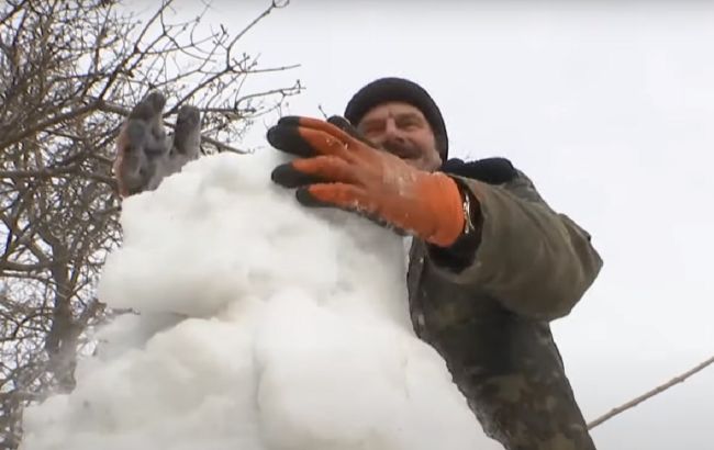 От казаков до Санта-Клауса: украинец поражает скульптурами из снега (ВИДЕО) 1
