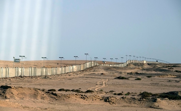 У каждой страны своя стена. В Египте вокруг Шарм-эль-Шейх построили 36-километровый бетонный забор с колючей проволокой (ВИДЕО)