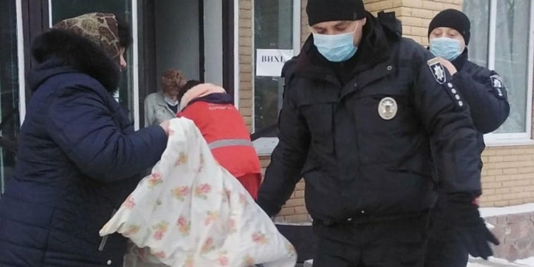 Полицейские 7 километров несли на себе парня, который заблудился в лесу (ФОТО)