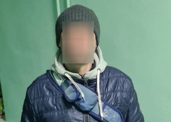 В Николаеве пьяный мужчина хотел свести счеты со своим соседом и начал рубить дверь топориком для мяса – патрульные успели вовремя (ФОТО)