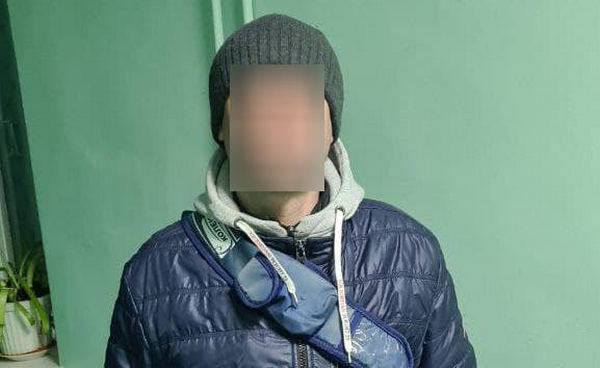 В Николаеве пьяный мужчина хотел свести счеты со своим соседом и начал рубить дверь топориком для мяса – патрульные успели вовремя (ФОТО)