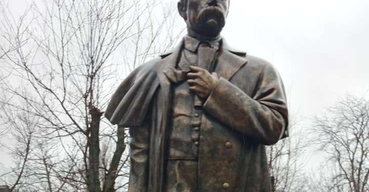 На Николаевщине вандалы изувечили памятник Тарасу Шевченко (ФОТО)