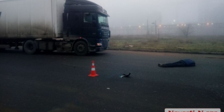 В Николаеве пешеход бросился под фуру (ВИДЕО)