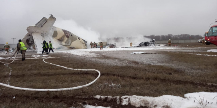В Казахстане разбился военный самолет с шестью людьми на борту (ВИДЕО)