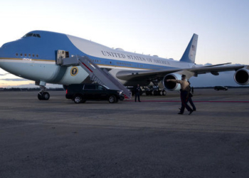 «Хотел увидеть самолеты»: в США бездомный 5 часов бродил по авиабазе с президентским самолетом