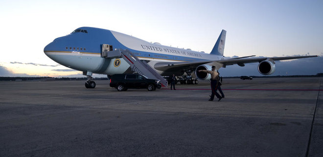 «Хотел увидеть самолеты»: в США бездомный 5 часов бродил по авиабазе с президентским самолетом 1