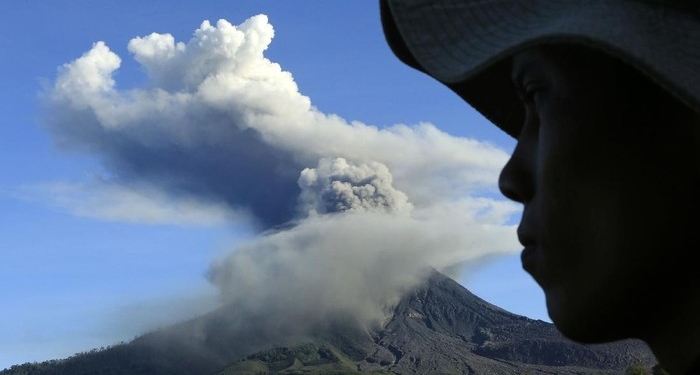Столб пепла высотой 5 км: в Индонезии проснулся вулкан Синабунг (ВИДЕО)