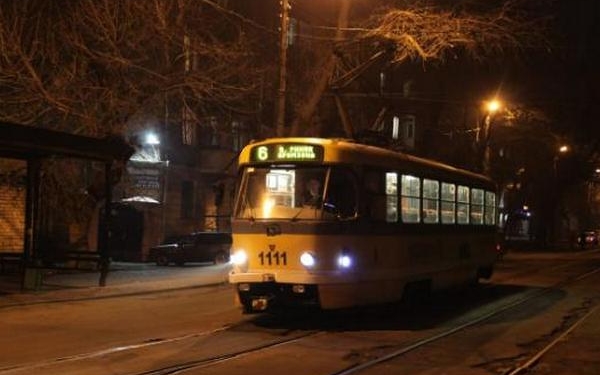 В Николаеве неизвестный разбил стекло в трамвае