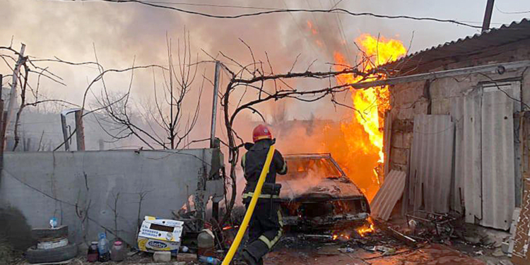 В Большой Коренихе сначала загорелся «Москвич», а от него – хозпостройка