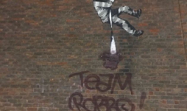 Граффити Бэнкси на стене Редингской тюрьмы испортили сторонники покойного соперника художника (ФОТО)