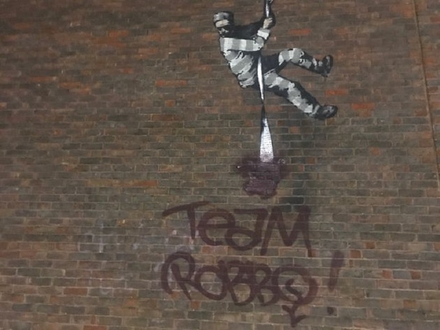 Граффити Бэнкси на стене Редингской тюрьмы испортили сторонники покойного соперника художника (ФОТО)