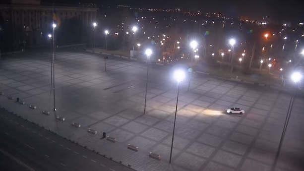 На главной площади Николаева неизвестный ночью устроил авто-дрифт – его обещают найти (ВИДЕО)
