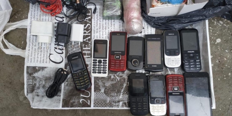 Конопля, мобилки, зарядка и наушники: в Николаевский СИЗО пытались перебросить целую посылку (ФОТО)