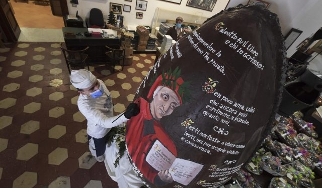 В Италии изготовили 2-метровое пасхальное шоколадное яйцо, посвященное Данте Алигьери (ВИДЕО)