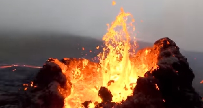 В Исландии дроном сняли извержение вулкана Фаградалсфьяль, спавшего 6 тысяч лет (ВИДЕО)