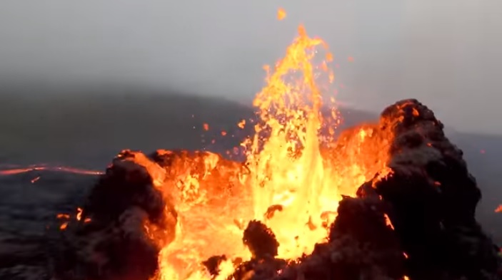 В Исландии дроном сняли извержение вулкана Фаградалсфьяль, спавшего 6 тысяч лет (ВИДЕО) 1