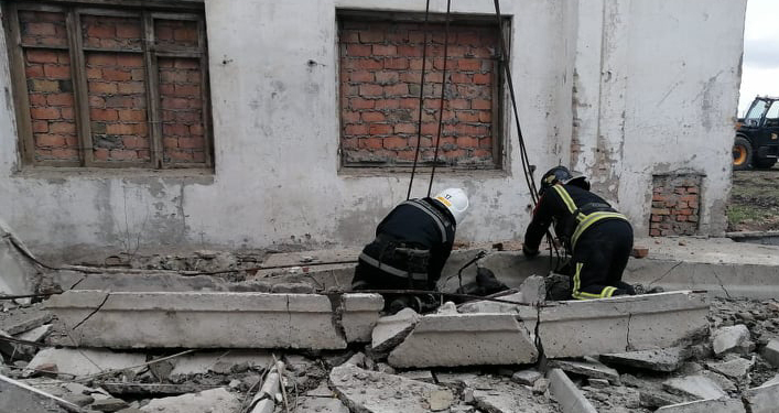 На Николаевщине железобетонная плита упала на 19-летнего парня и 60-летнего мужчину. Парня, увы, спасти не удалось