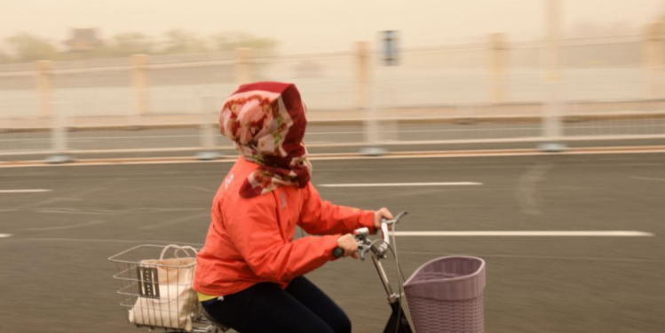 «В горячей пустыне не видно следа»: столицу Китая второй раз за месяц накрыла песчаная буря (ФОТО)