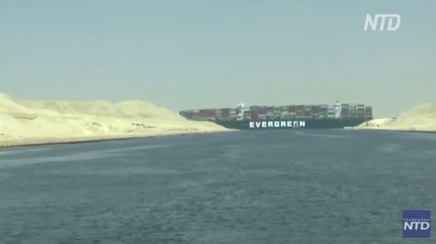 Контейнеровоз заблокировал Суэцкий канал – судно не могут снять с мели (ВИДЕО)