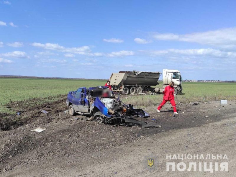 На Николаевщине такси столкнулось с грузовиком – трое погибших (ФОТО, ВИДЕО)
