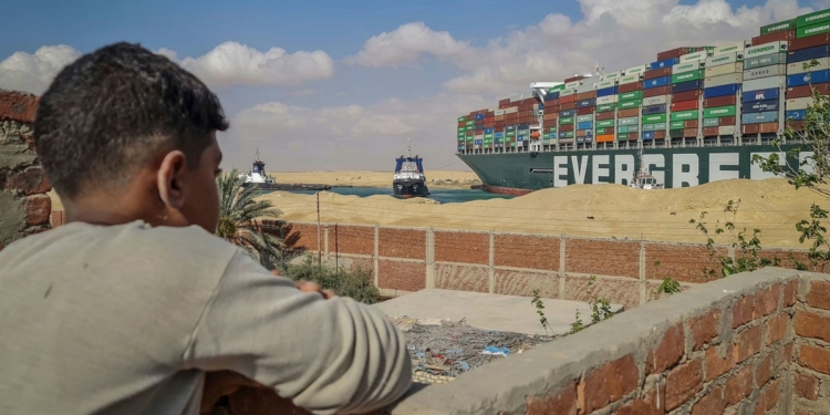 Суда с украинским зерном, рудой и металлом «застряли» в Суэцком канале