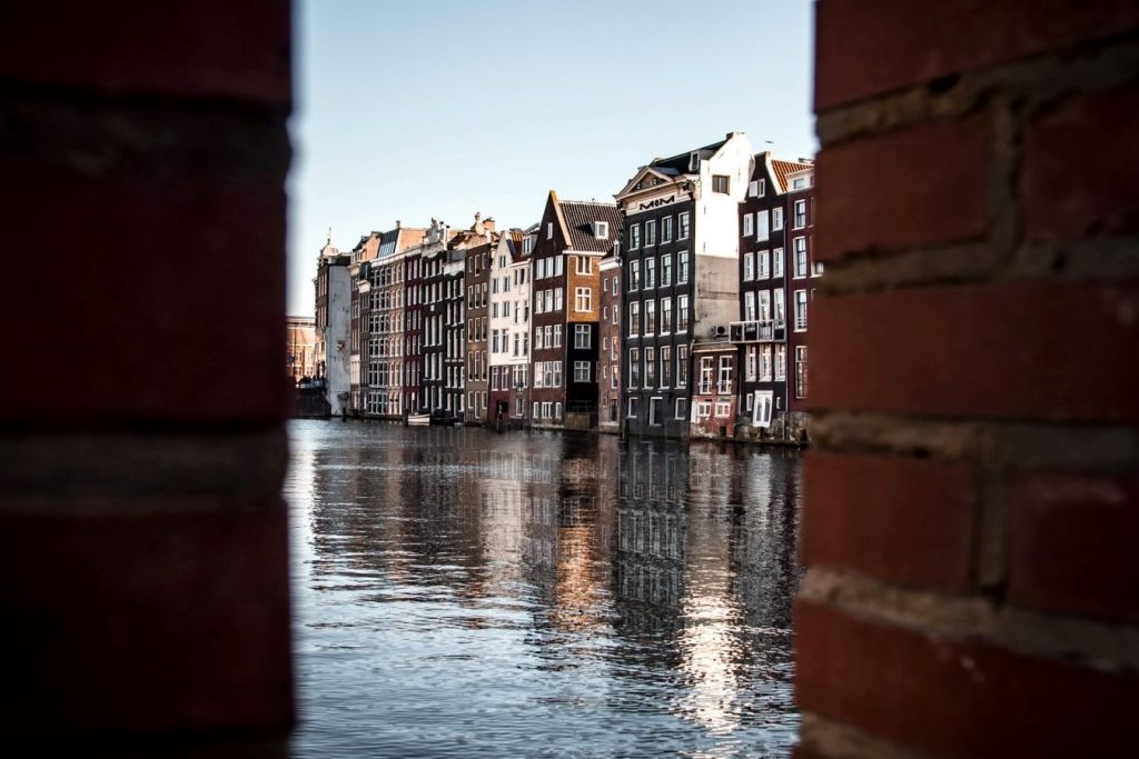 Логично: в историческом центре Амстердама мусор будут вывозить плавучие мусоровозы 1