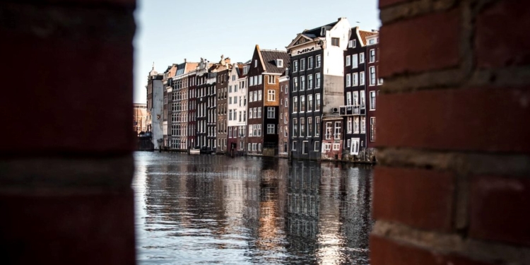 Логично: в историческом центре Амстердама мусор будут вывозить плавучие мусоровозы