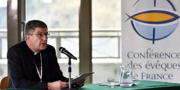 Во Франции католическая церковь хочет выплатить жертвам педофилии финансовую помощь