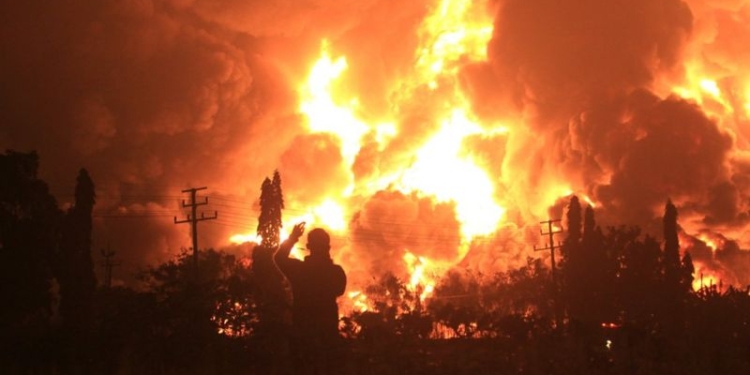 Пожар на нефтеперерабатывающем заводе в Индонезии: известно о 20 пострадавших (ФОТО)