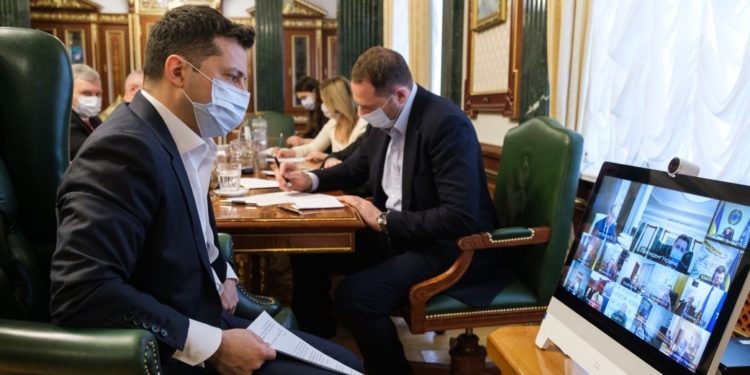 Зеленского заверили, что ждут вакцин AstraZeneca и Pfizer и готовятся к введению «паспортов вакцинации»