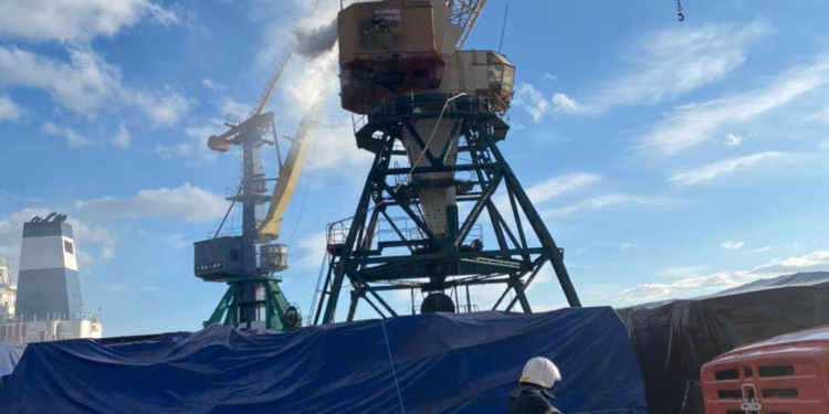 В Николаеве горел портальный кран (ФОТО)