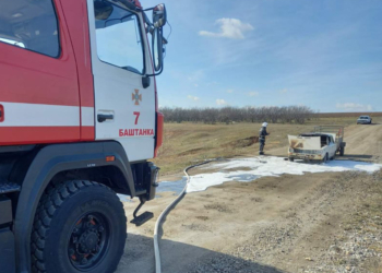 На проселочной дороге спасателям Николаевщины пришлось тушить автомобиль (ФОТО)