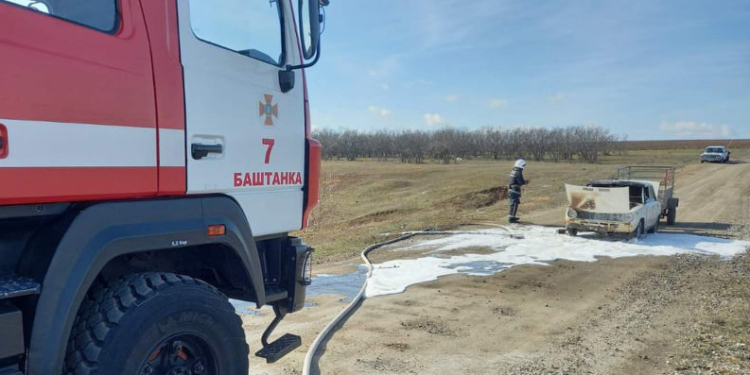 На проселочной дороге спасателям Николаевщины пришлось тушить автомобиль (ФОТО)