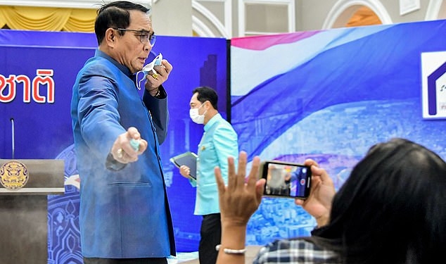 Премьер-министр Таиланда обрызгал журналистов дезинфицирующим средством для рук, когда они расспрашивали его о перестановках в Кабмине (ВИДЕО)