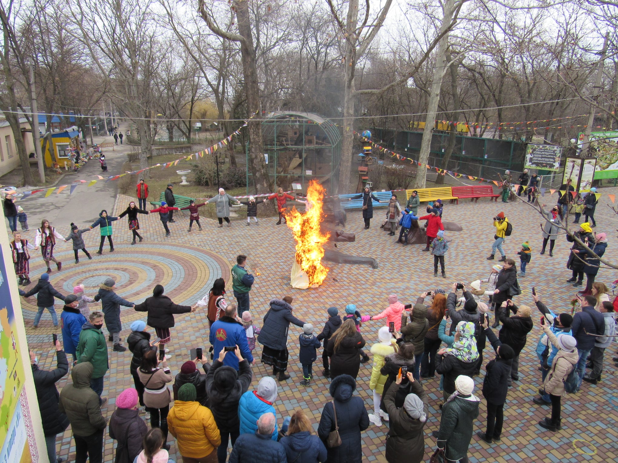 Надеемся, потеплеет: в Николаевском зоопарке сожгли Мару (ФОТО)