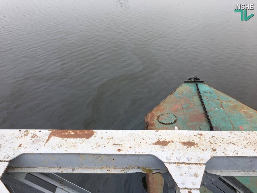 У понтонного моста в Николаеве - разлив неизвестного вещества (ФОТО, ВИДЕО) 1