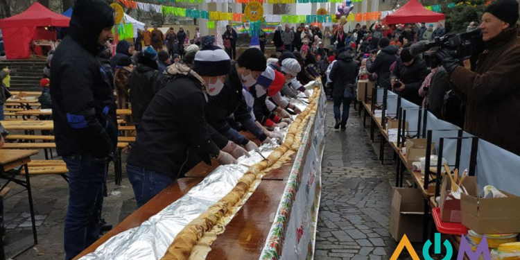 В Днепре испекли рекордный блин – 20 метров. С чем и как ели? (ФОТО)