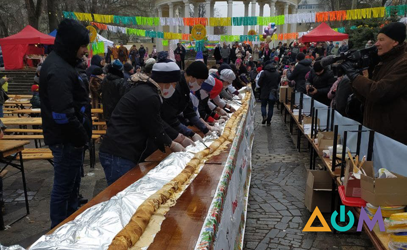 В Днепре испекли рекордный блин – 20 метров. С чем и как ели? (ФОТО)