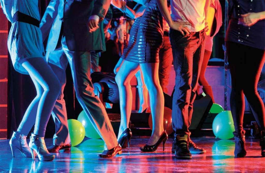 Коронавирусный эксперимент: в Нидерландах на танцпол вывели 1300 человек 1