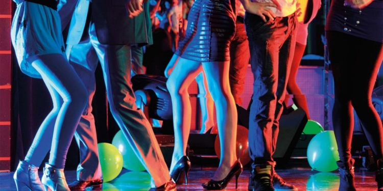 Коронавирусный эксперимент: в Нидерландах на танцпол вывели 1300 человек