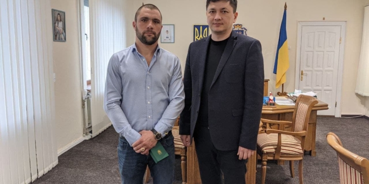 Николаевский губернатор Ким наградил спасителя детей, провалившихся под лед возле Коблево (ФОТО)