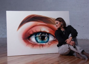 Украинка написала картину косметикой и попала в книгу рекордов