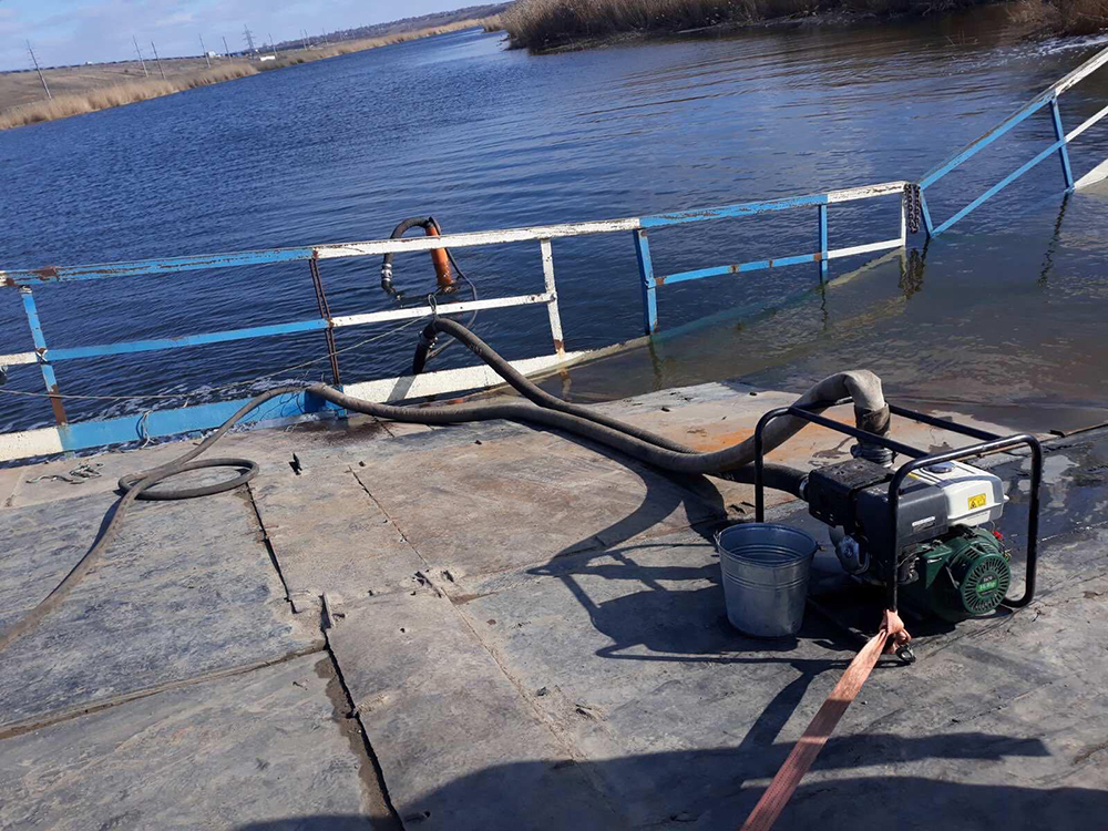 Николаевские спасатели откачали воду из понтонов затонувшего под весом фур моста, теперь его восстановят (ФОТО) 1