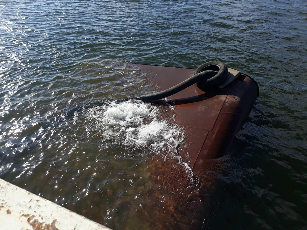 Николаевские спасатели откачали воду из понтонов затонувшего под весом фур моста, теперь его восстановят (ФОТО) 3