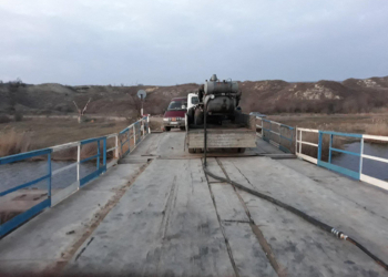 Николаевские спасатели откачали воду из понтонов затонувшего под весом фур моста, теперь его восстановят (ФОТО)