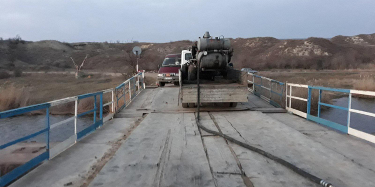 Николаевские спасатели откачали воду из понтонов затонувшего под весом фур моста, теперь его восстановят (ФОТО)