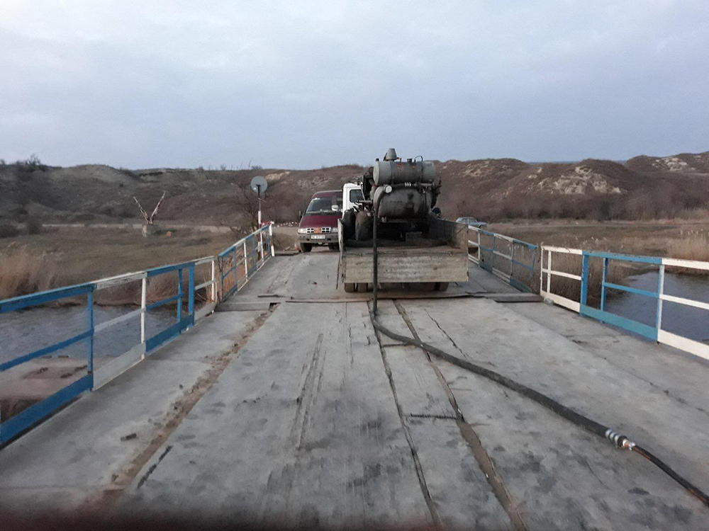 Николаевские спасатели откачали воду из понтонов затонувшего под весом фур моста, теперь его восстановят (ФОТО) 5
