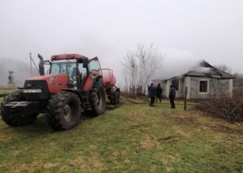 На Николаевщине спасатели тушили сено и крышу заброшенного дома (ФОТО)